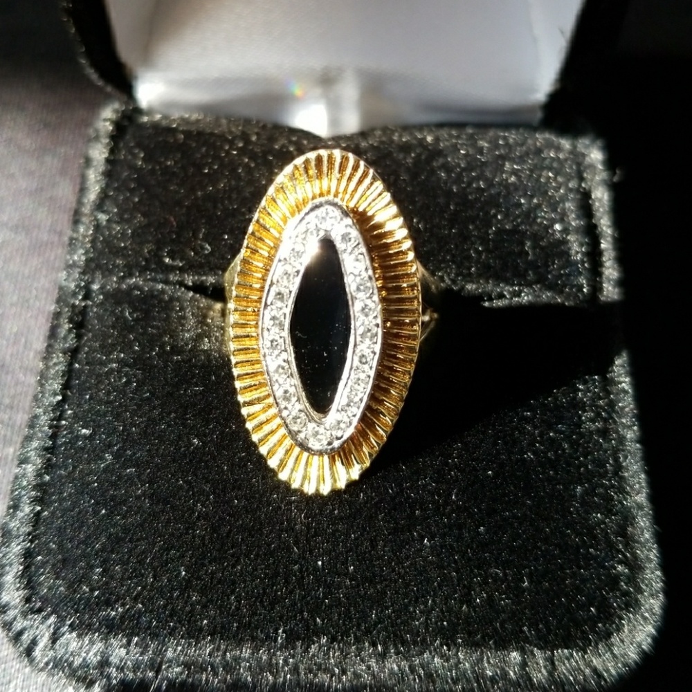 14k ring solid gold natural diamond vintage. 60s